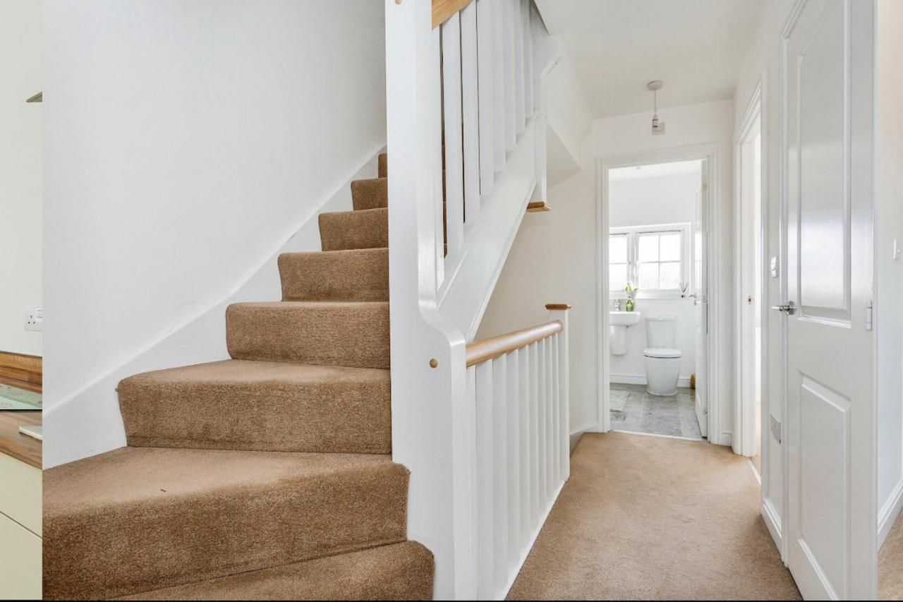 Holiday home 4 Bedroom Town House- Free Parking, Perfect For Families And Contractors