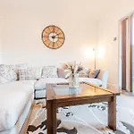 4 Bedroom Town House- Free Parking, Perfect For Families And Contractors